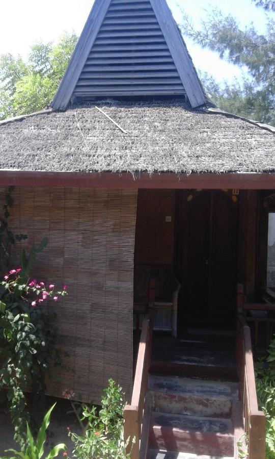 Coral Beach Pizza Cottages Gili Trawangan Oda fotoğraf