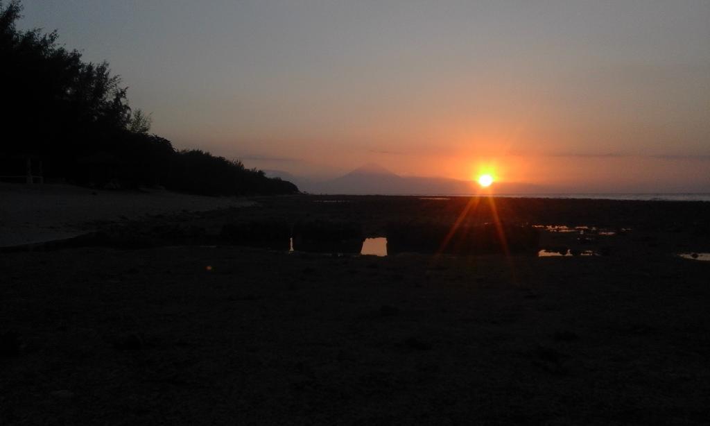 Coral Beach Pizza Cottages Gili Trawangan Dış mekan fotoğraf