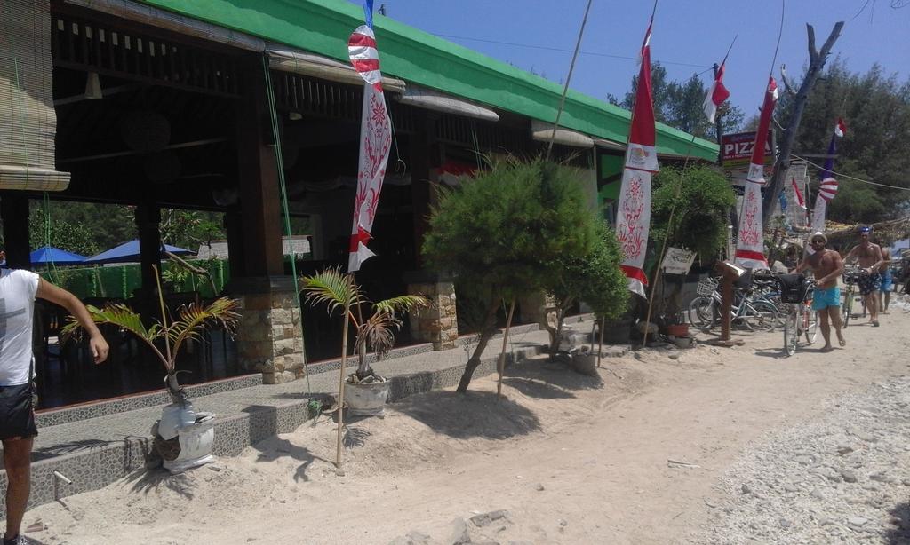 Coral Beach Pizza Cottages Gili Trawangan Dış mekan fotoğraf