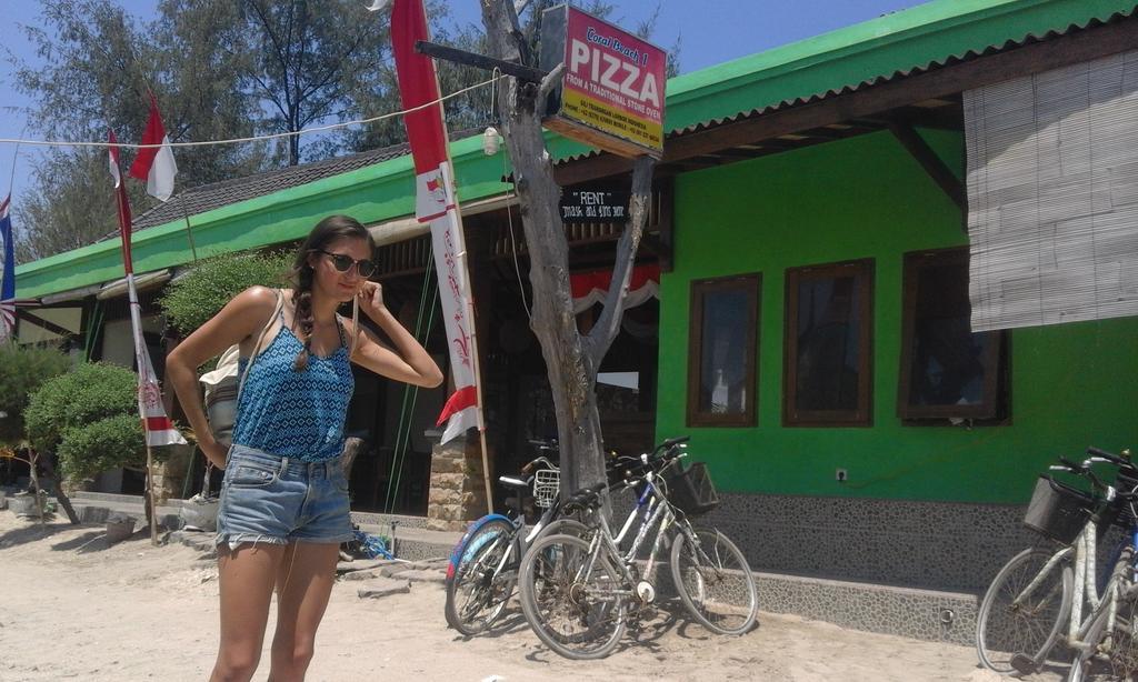 Coral Beach Pizza Cottages Gili Trawangan Dış mekan fotoğraf