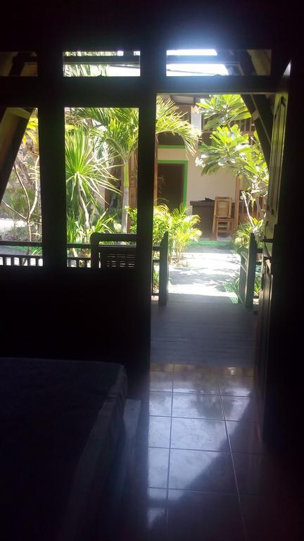 Coral Beach Pizza Cottages Gili Trawangan Dış mekan fotoğraf