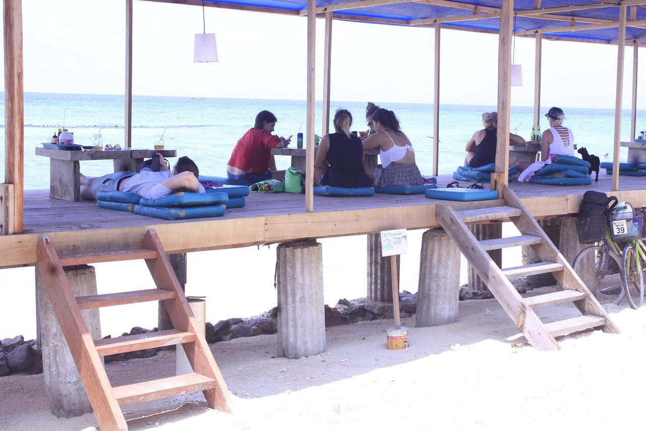 Coral Beach Pizza Cottages Gili Trawangan Dış mekan fotoğraf